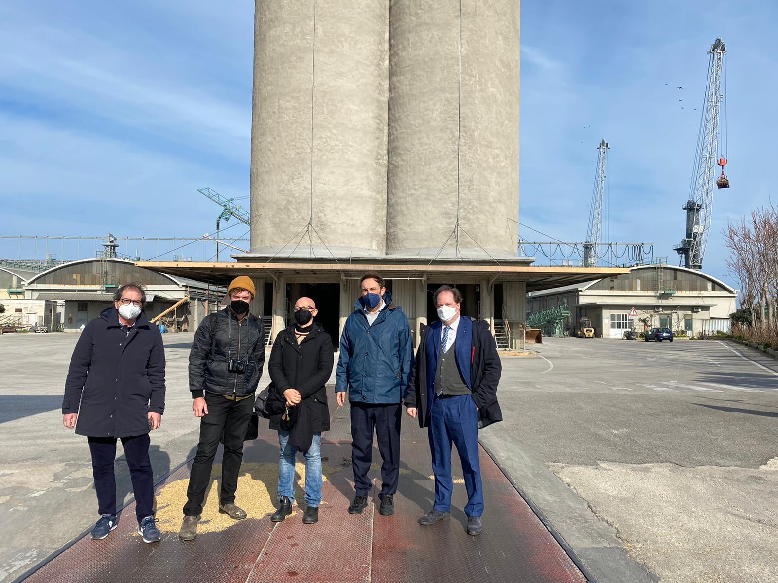 Sui 16 silos granari del porto di Bari l’arte di Guido van Helten