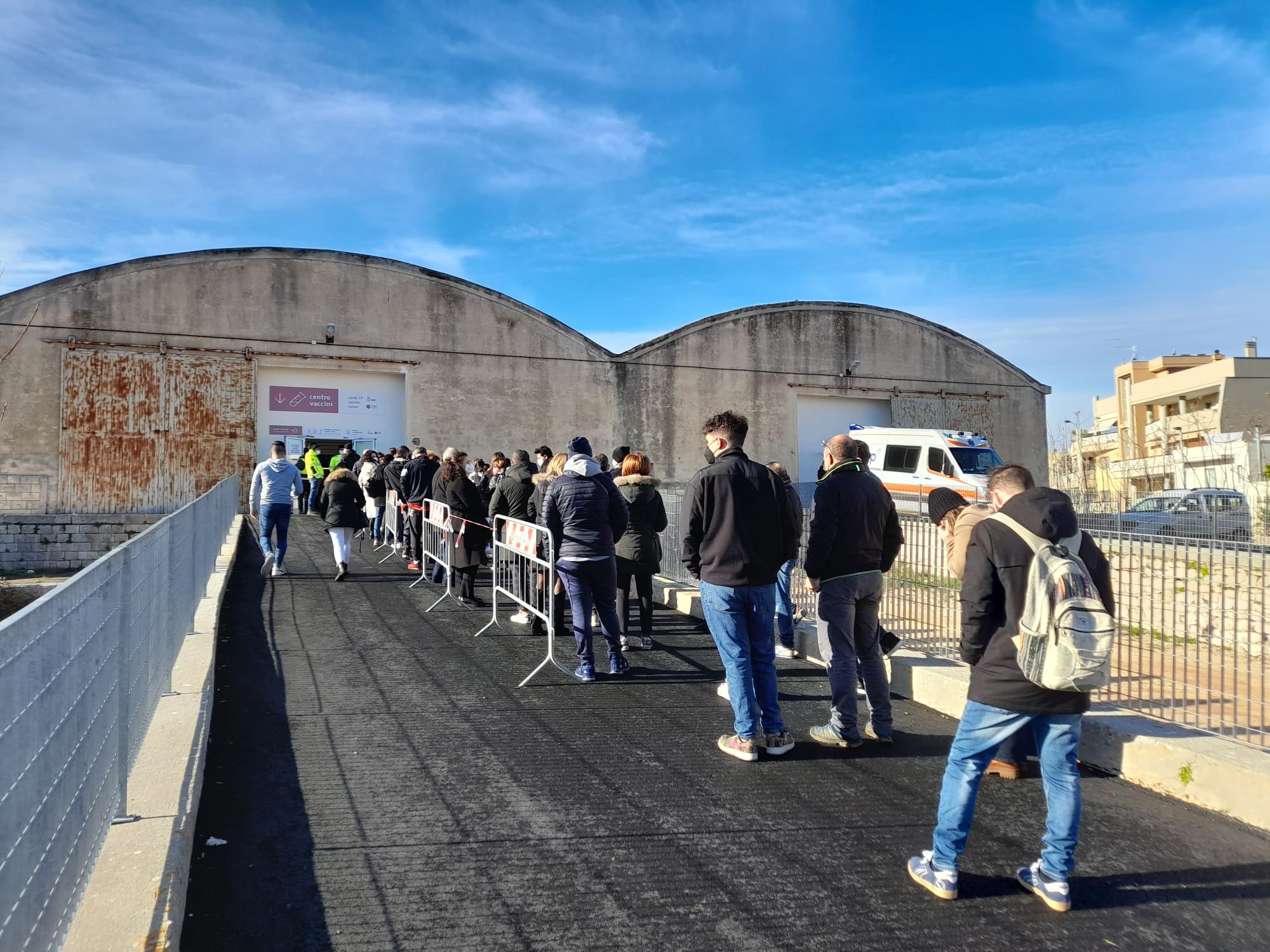 Monopoli, covid, tutti in coda per il vaccino