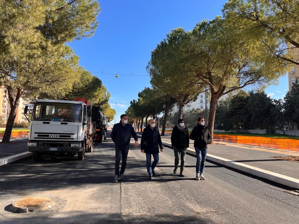 04-02-22 quasi al termine i lavori di riqualificazione delle corsie centrali di via Caldarola_1