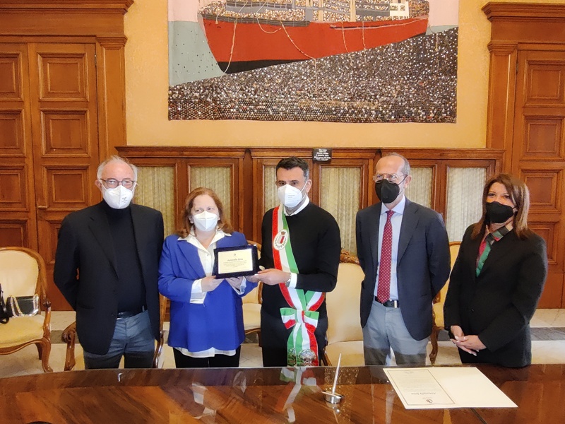 15-02-22 il sindaco consegna un targa di riconoscimento alla dottoressa Spica per il suo impegno nella campagna vaccinazioni_1