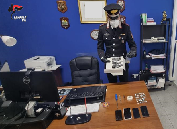 Modugno, sequestrata una pistola e 32 dosi di cocaina. Quattro arrestati