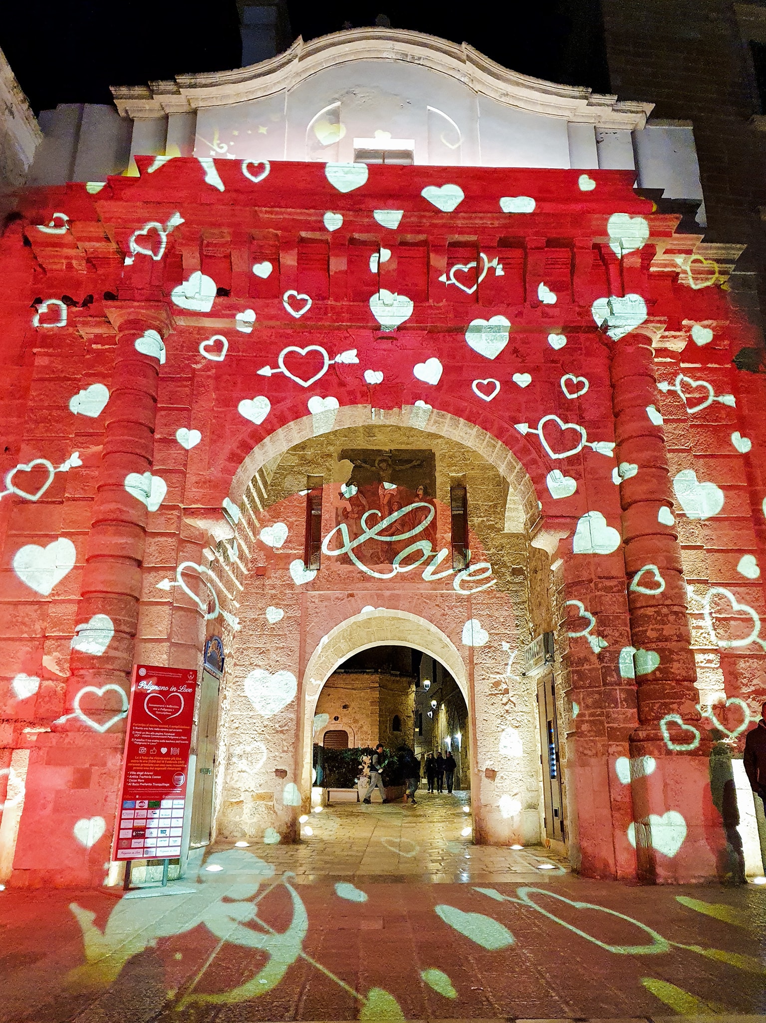 Una pioggia di cuori su Polignano