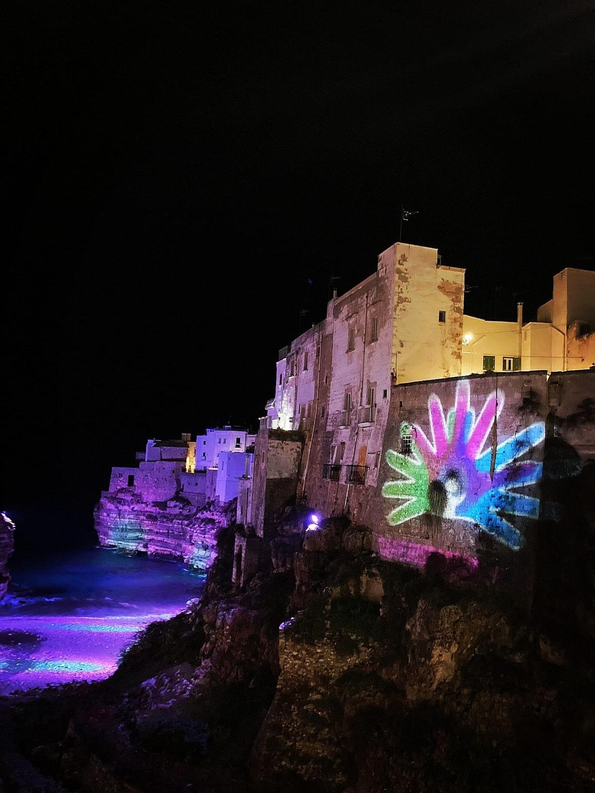 Polignano, la magia dei colori di una bellezza rara