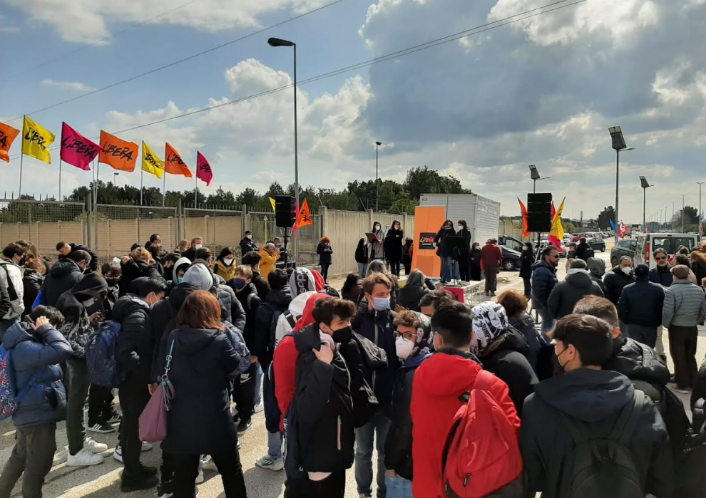 Bari, Libera comemmora le vittime di mafia davanti una fabbrica chiusa