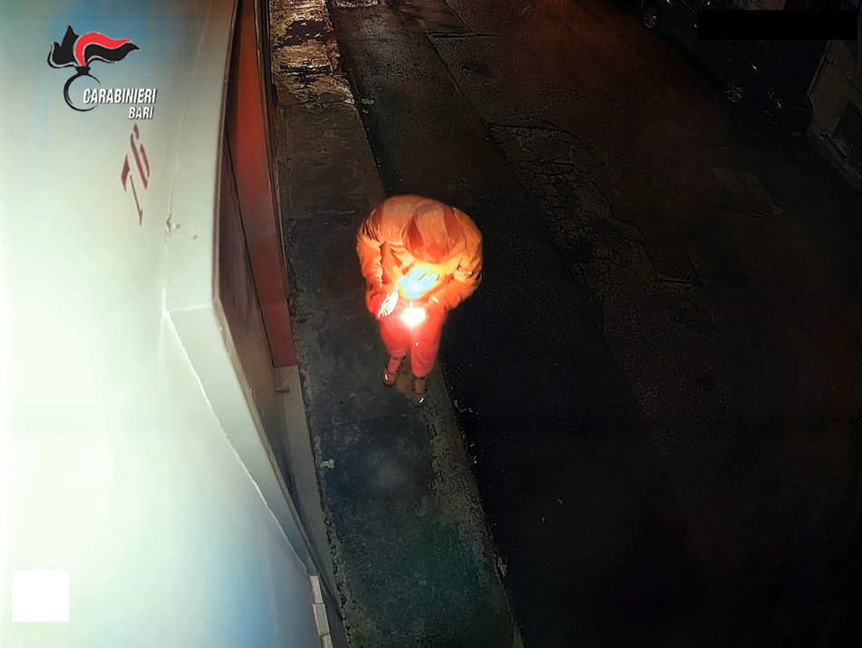 Corato, danneggiamento mediante esplosivo di un esercizio commerciale. Quattro arresti