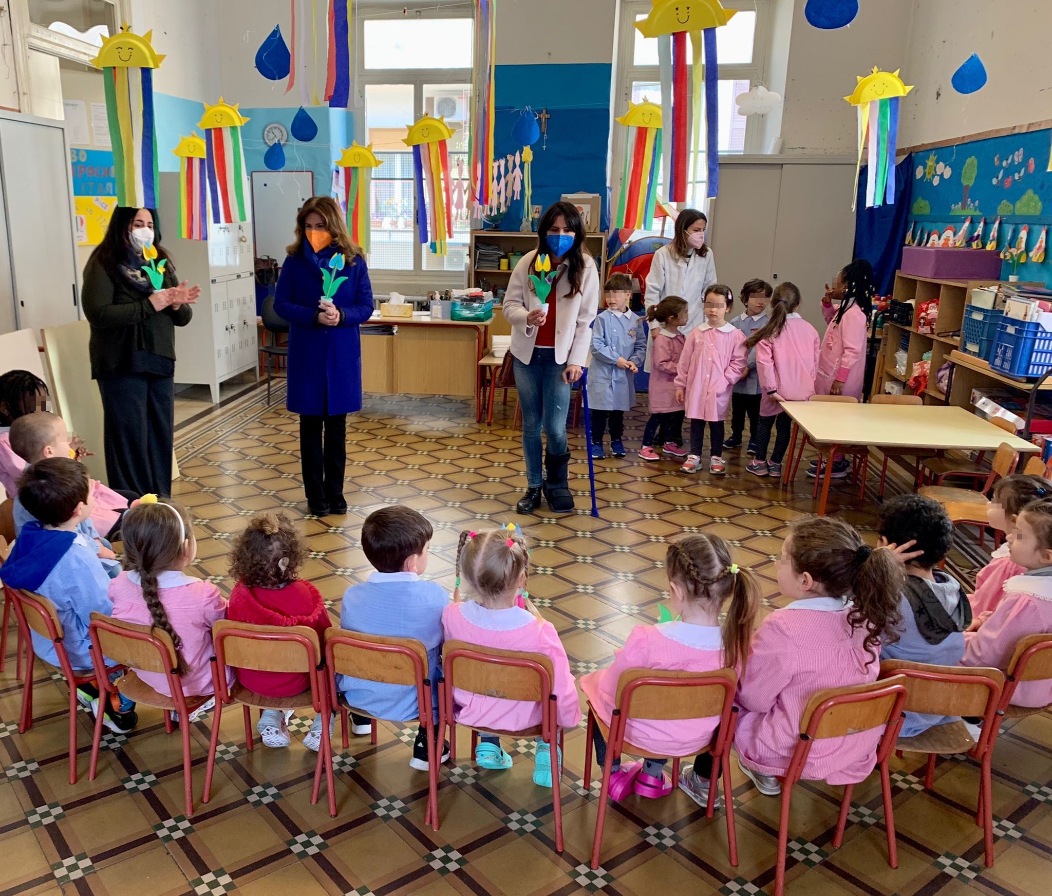 05-04-22 stamattina l’assessora Romano alla scuola dell’infanzia Manzari-Buonvino per accogliere due piccole ucraine