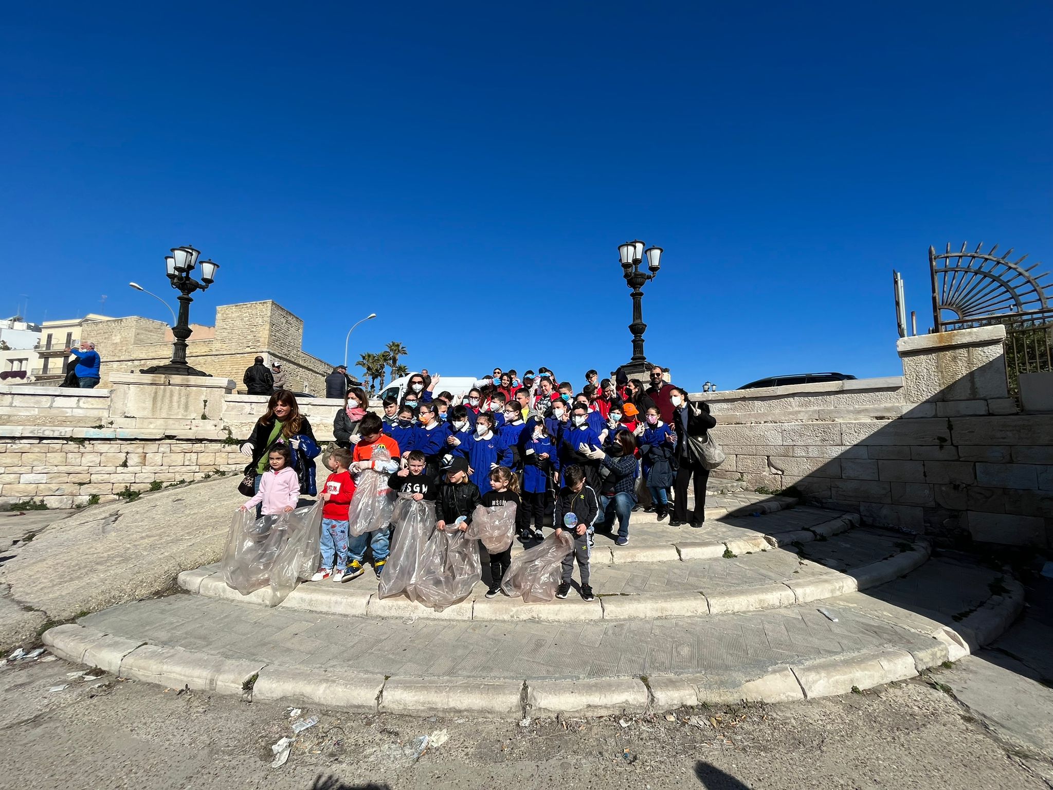 08-04-22 stamattina al molo Sant’Antonio il clean up promosso dall’associazione i custodi della bellezza con gli alunni di 4 scuole cittadine_1