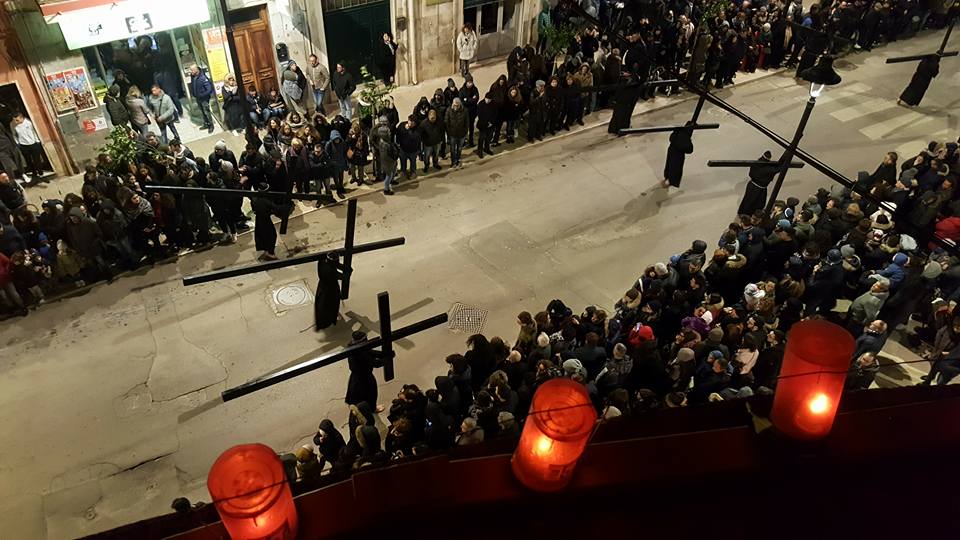 Noicàttaro, per la Settimana Santa un cero rosso su ogni balcone