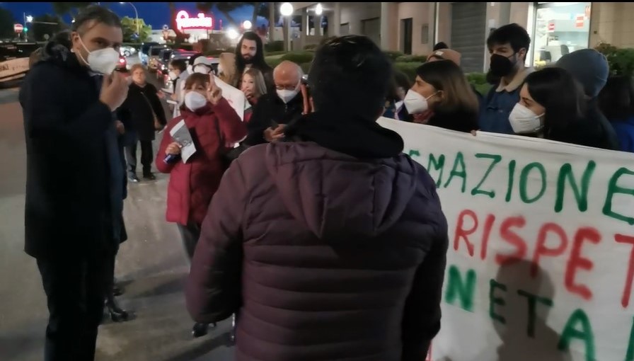 Pineta di via A. Grandi, flashmob di protesta e incontro con Annese