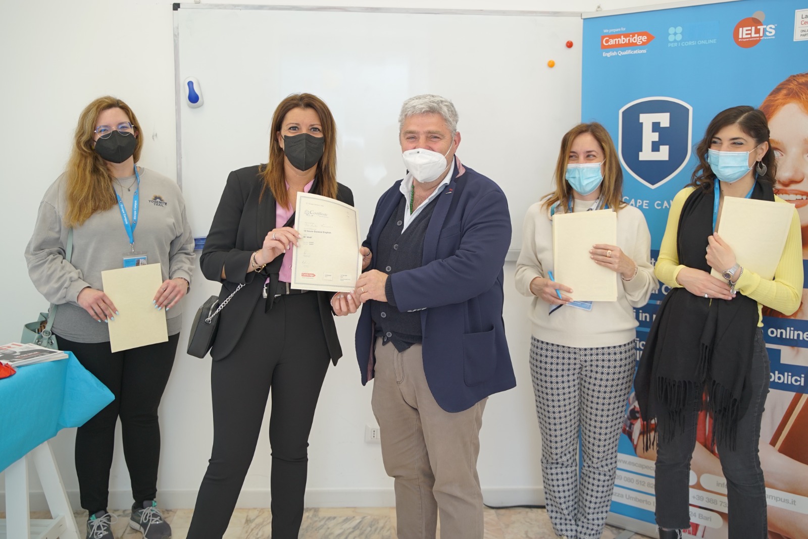 Bari, corsi di inglese gratuiti per i commercianti e i residenti, consegnati gli attestati