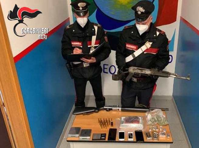 Modugno, i carabinieri rinvengono Kalashnikov, fucile e droga. Due arresti