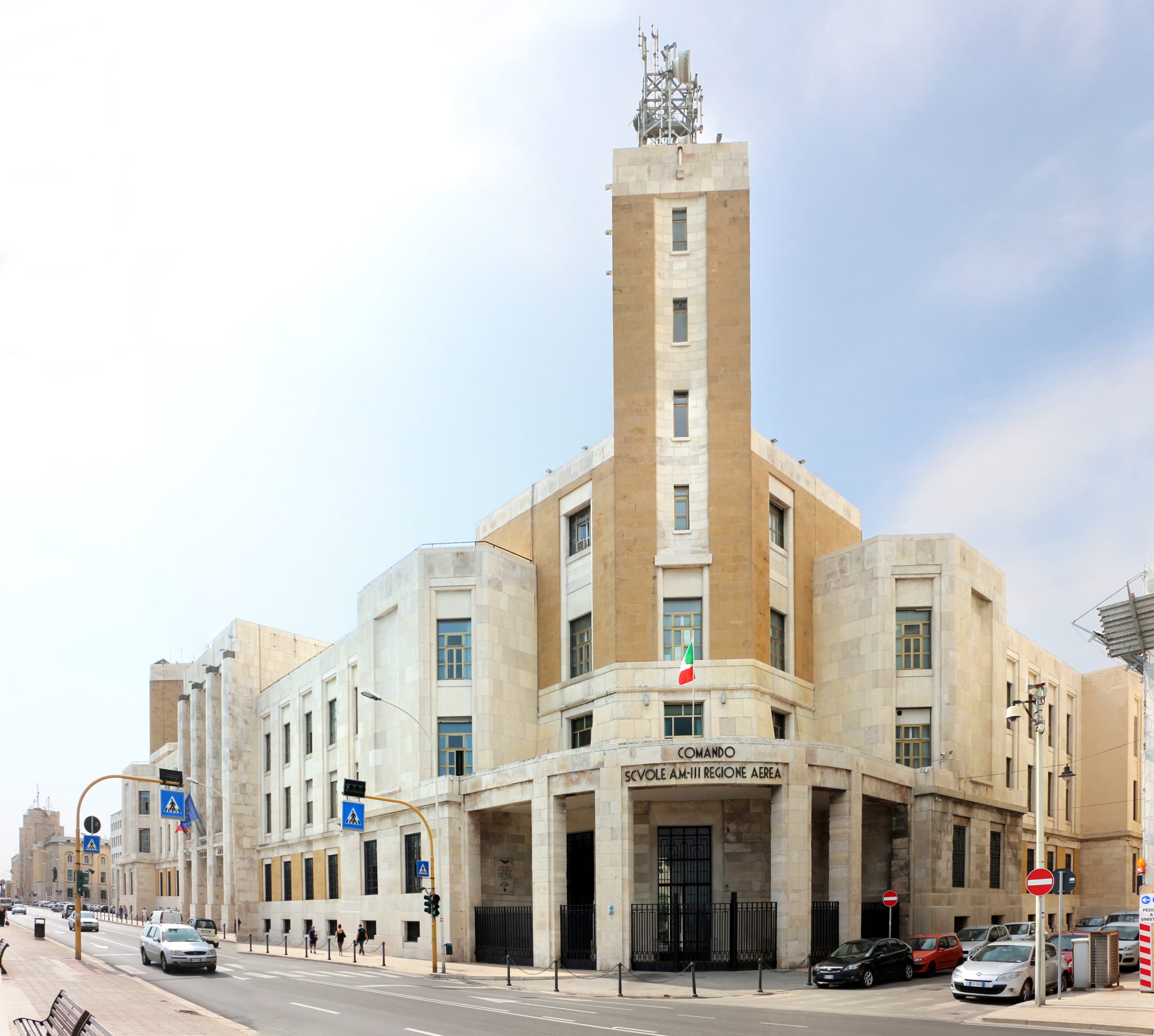 Bari, militare si lancia nel vuoto e muore, possibile suicidio