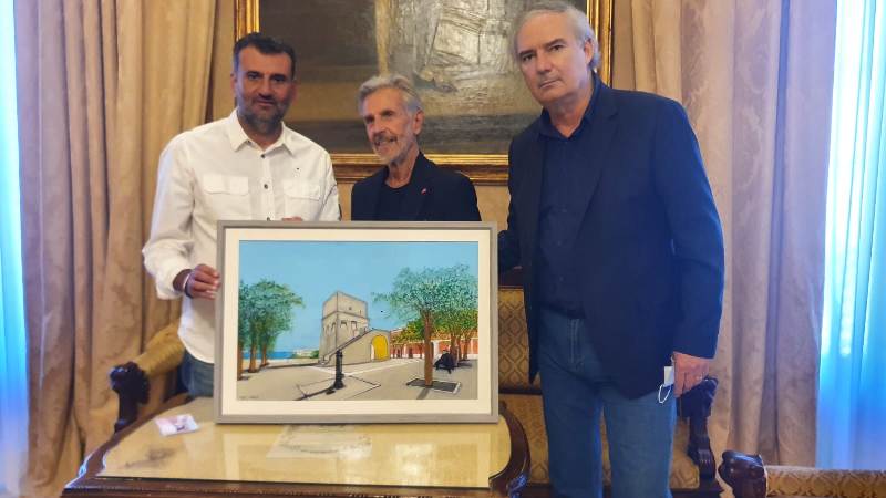 15-07-22 donato al sindaco un quadro del pittore barese Saverio Violante