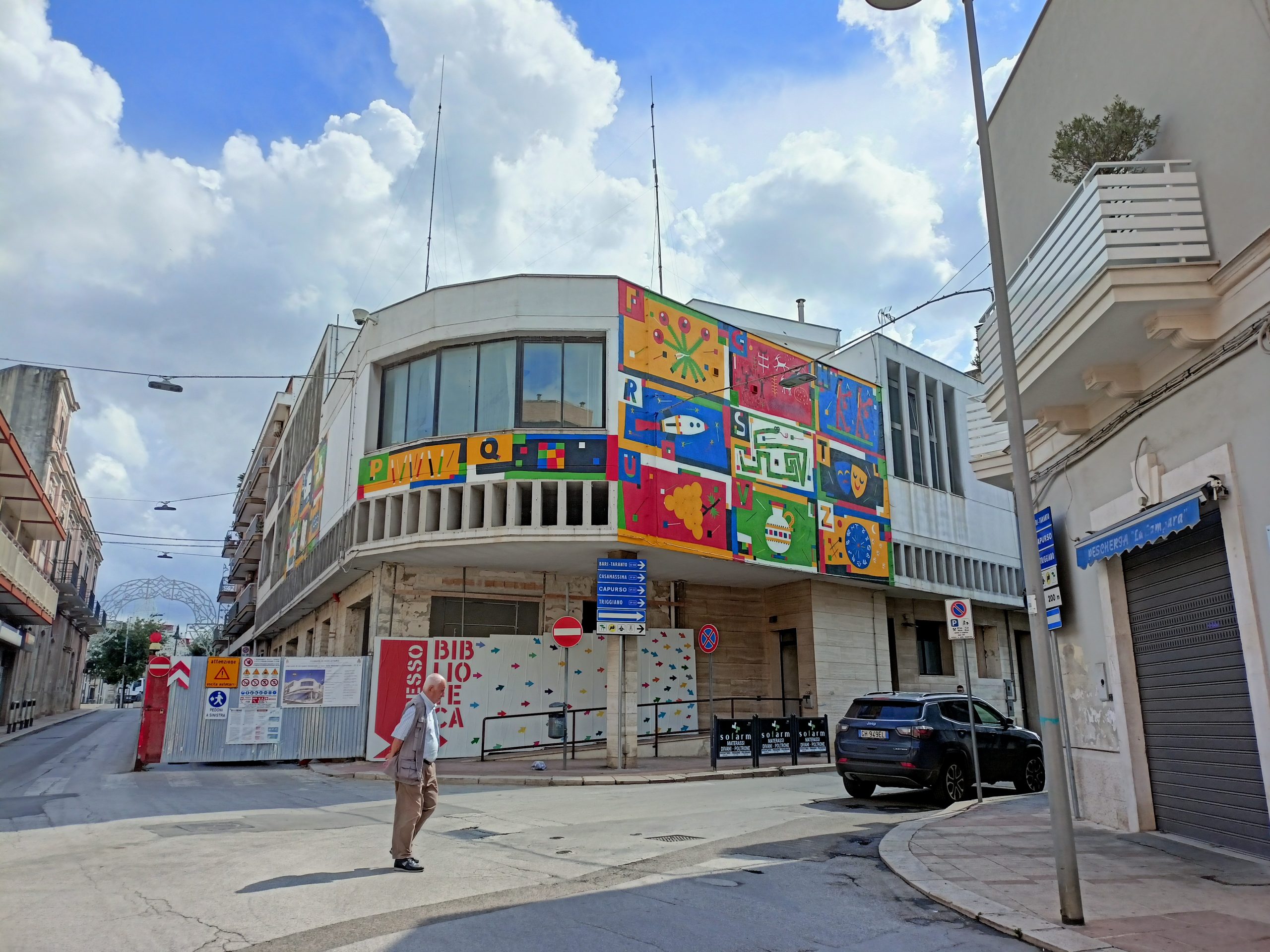 A Noicàttaro, la Biblioteca Comunale colorata dal murale di Geometric Bang