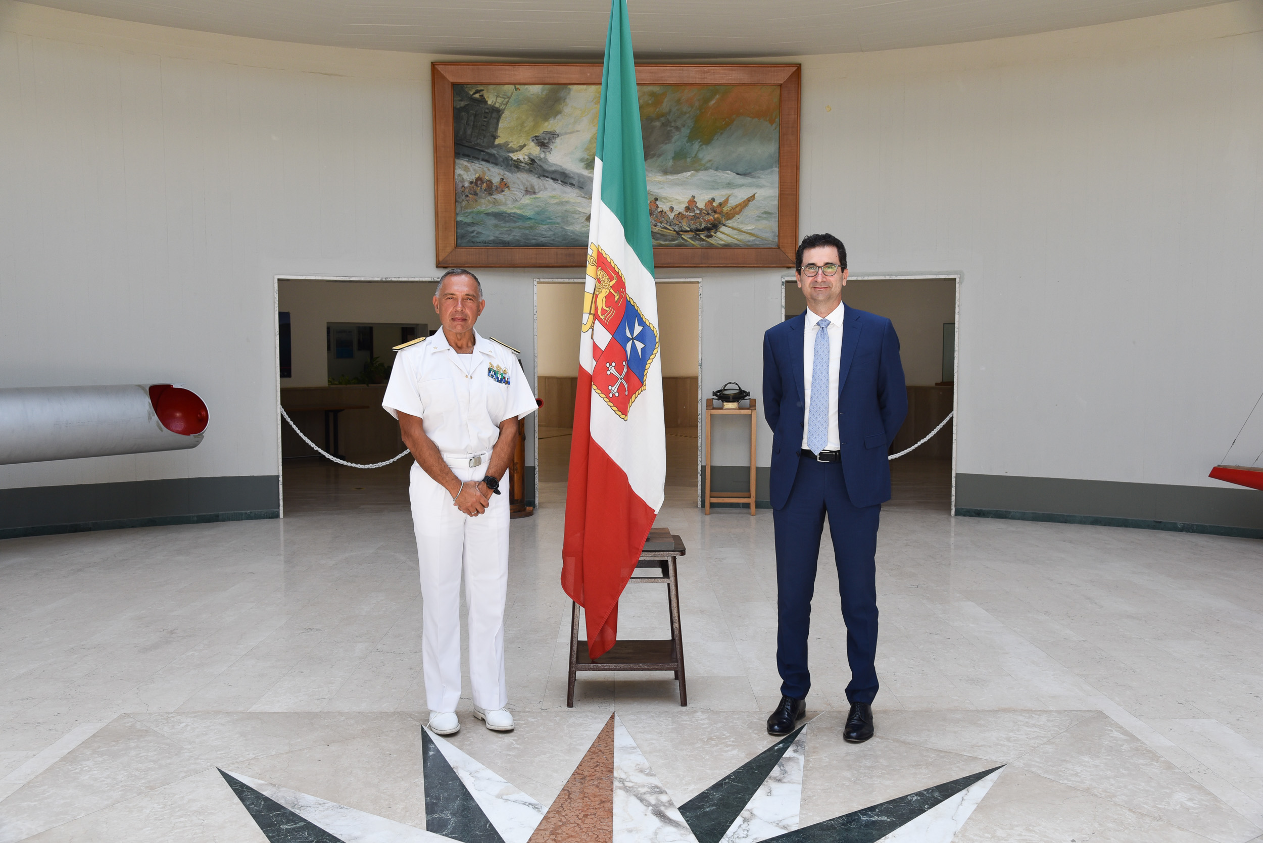 Il Contrammiraglio, Andrea Petroni con il Rettore, Francesco Cupertino (fonte, Marina Militare).