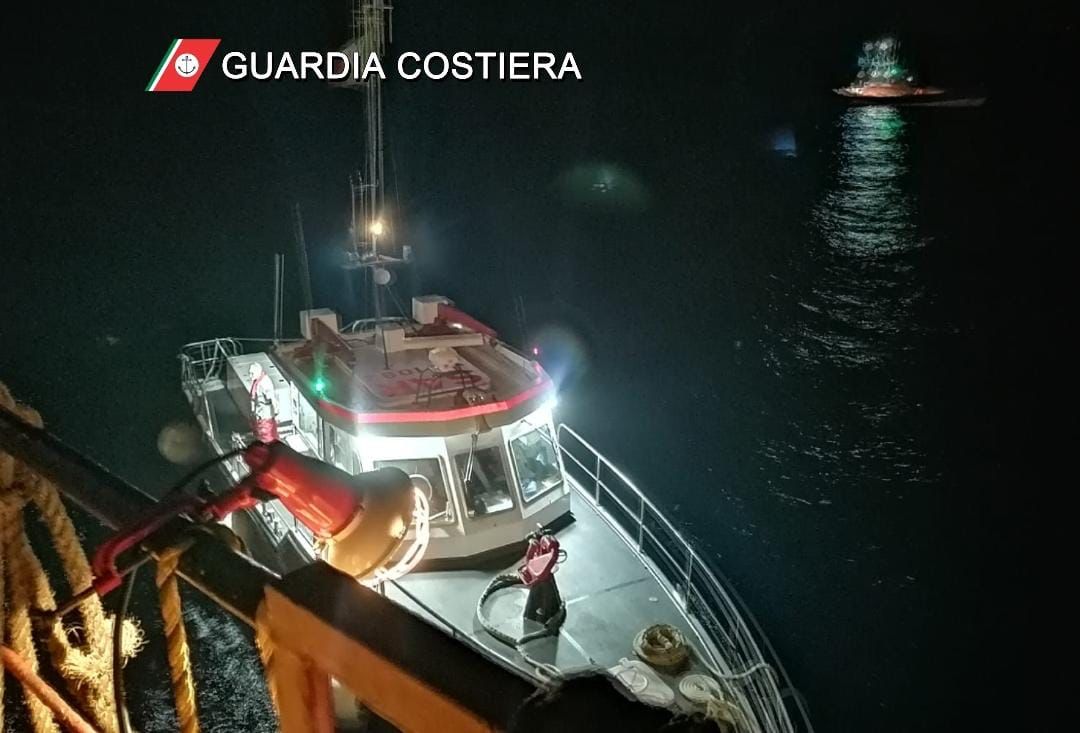 Bari, a fuoco la stiva di una nave porta container, le fiamme spente dai sistemi antincendio