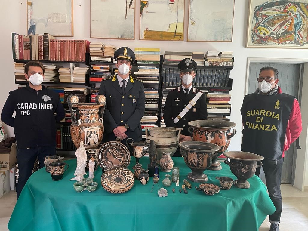 Sequestrata collezione di beni culturali nel barese