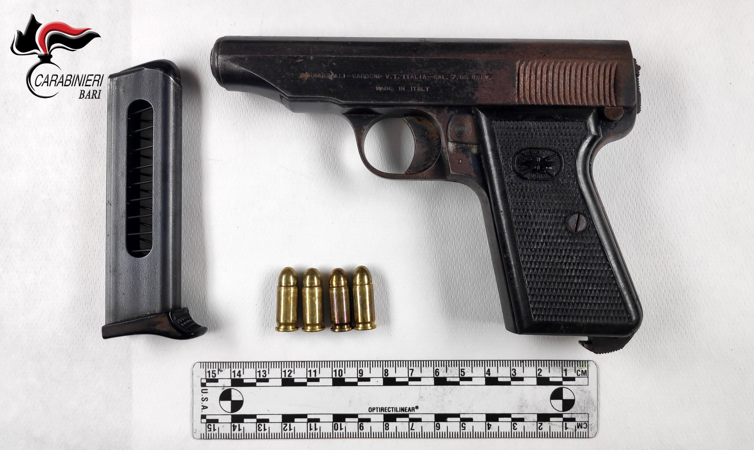 Bari, quartiere San Paolo: I carabinieri arrestano un uomo, nascondeva armi e droga in casa