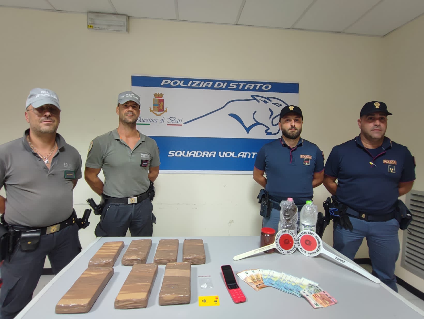 A Bari, arresto per presunto corriere della droga e sequestro di 7.5 kg di cocaina