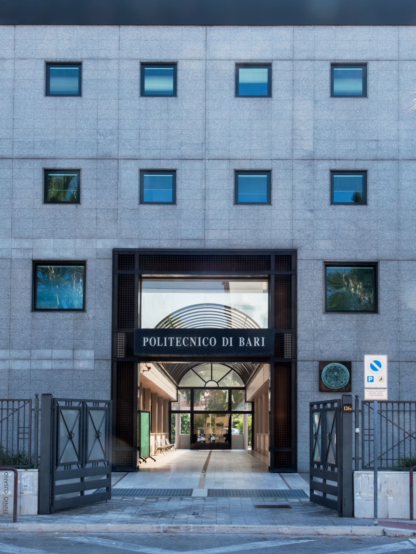 L'ingresso del rettorato del Poliba