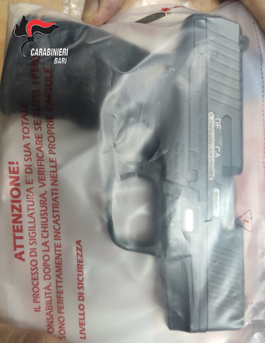 Bari San Paolo, lesioni aggravate dal metodo mafioso e porto abusivo di armi, 5 arresti