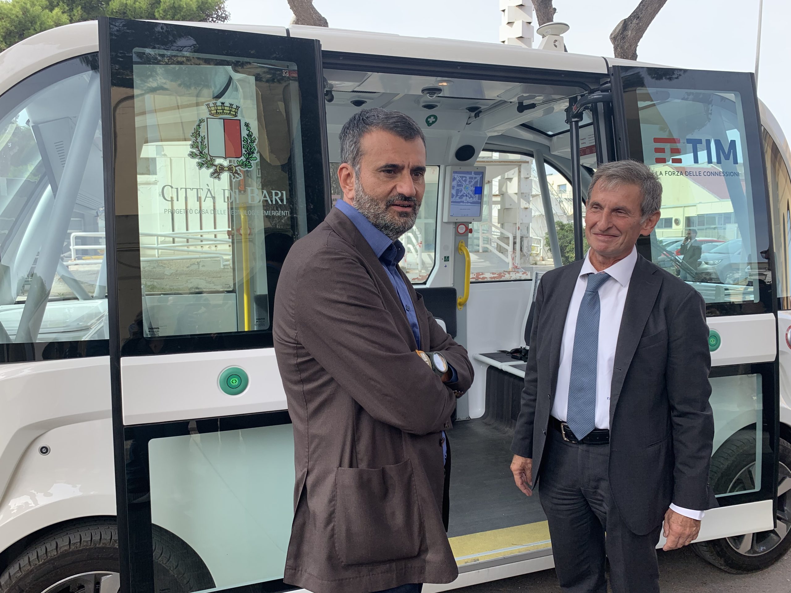Bari, ieri mattina il sindaco e l’assessore Di Sciascio alla sperimentazione del mini bus a guida automatica
