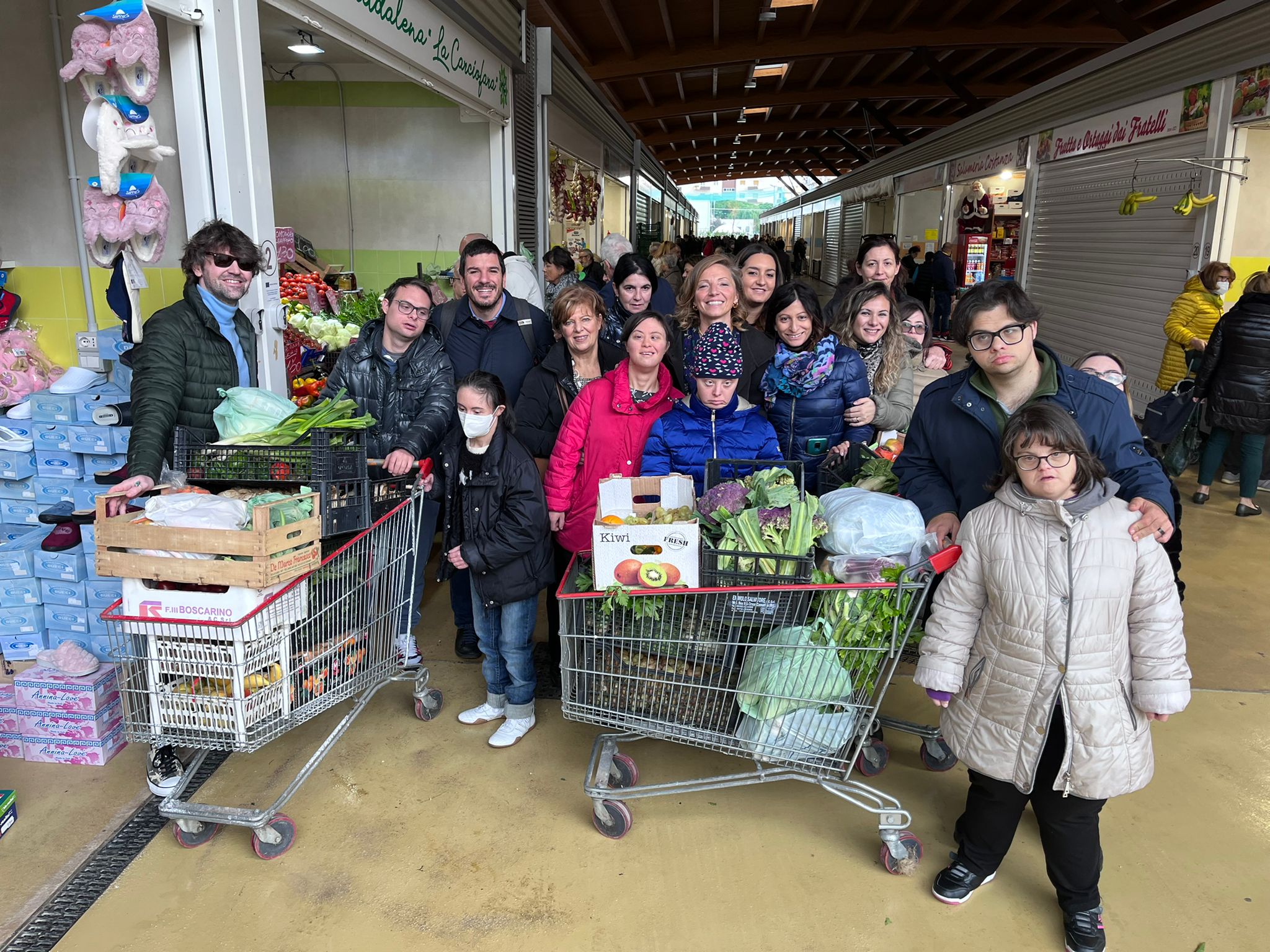 Bari Social Food: ieri mattina il recupero delle eccedenze alimentari settimanali nel mercato di Japigia assieme ai ragazzi dell’Associazione italiana persone down