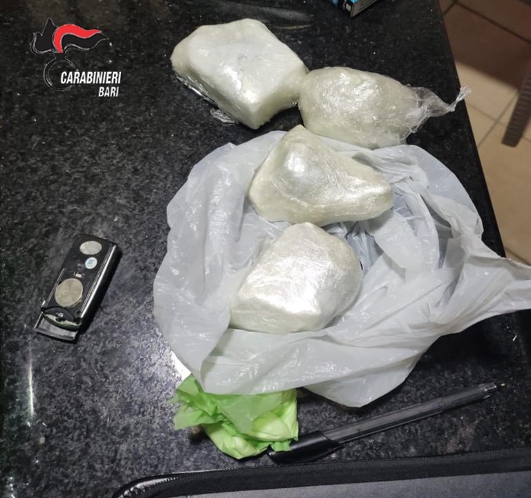 Corato, i Carabinieri hanno eseguito controlli straordinari del territorio. Un arresto per detenzione di mezzo chilo di cocaina