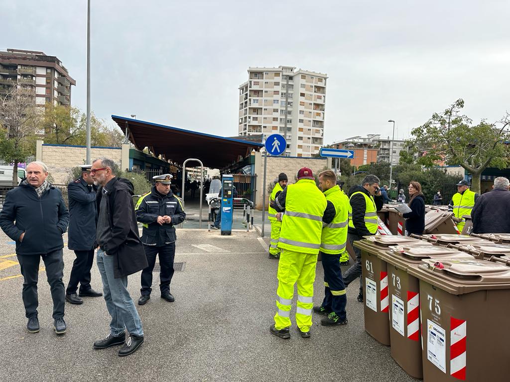 09-12-22-questa-mattina-la-consegna-dei-carrellati-dellorganico-agli-operatori-mercatali-di-Santa-Scolastica_1.jpg