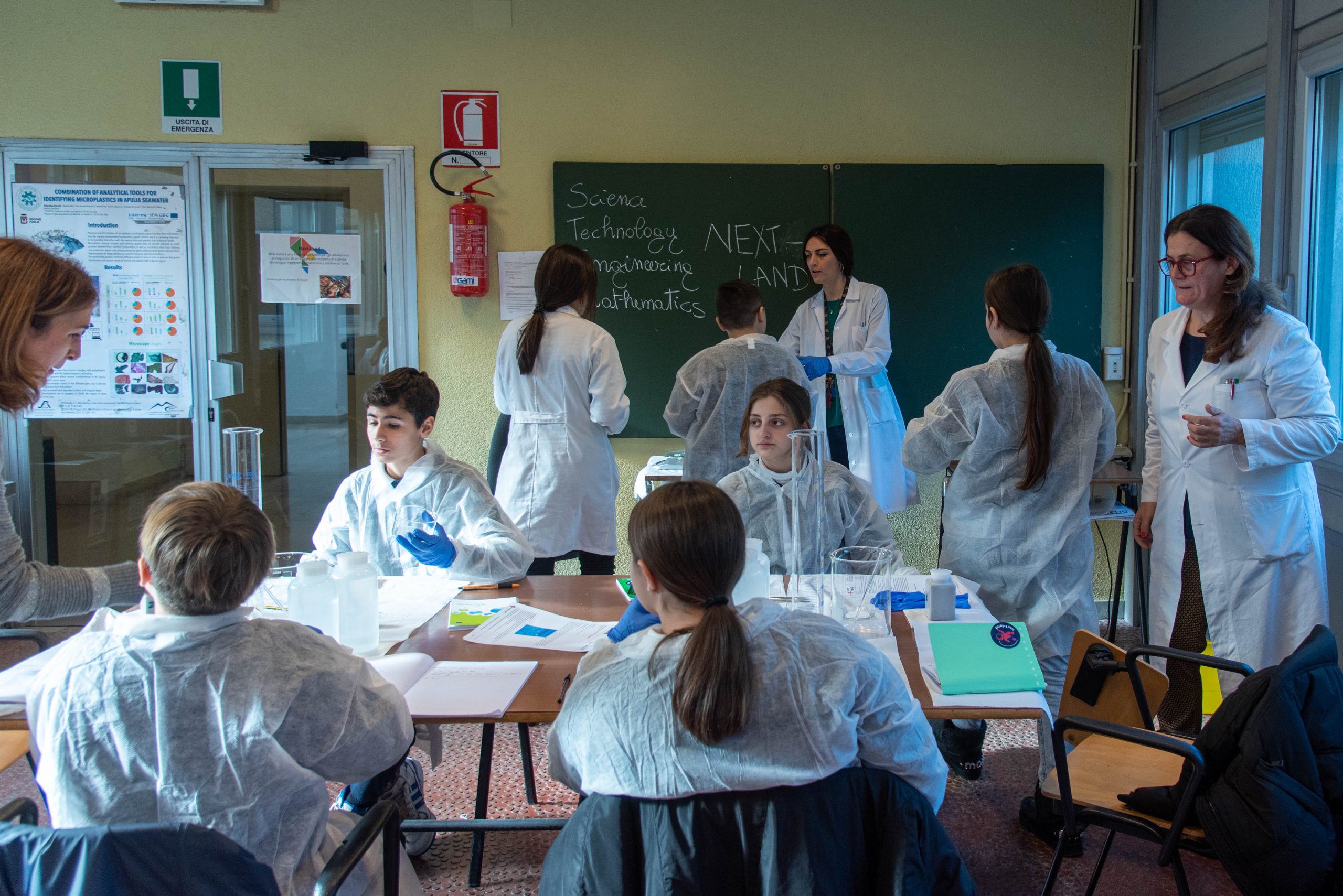 Ricercatori per un giorno, gli alunni della scuola media “G. Carducci” di Bari nel Laboratorio di Chimica del Poliba