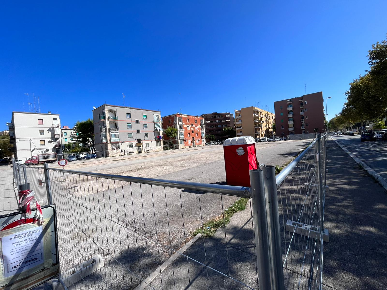 03-10-23 in corso i lavori di realizzazione della nuova are di parcheggio green Santa Chiara nei pressi del mercato di Japigia_2