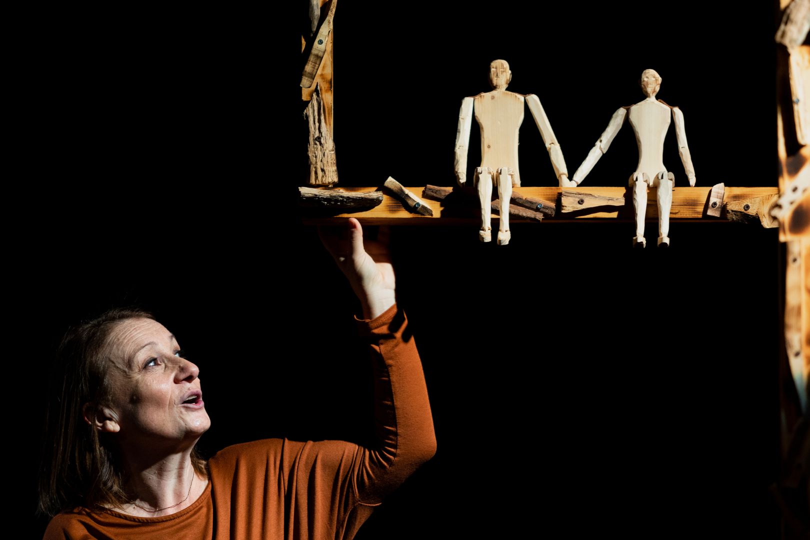 Teatro Mariella Monopoli – Stagione teatrale 2023/24: Storie di migranti con Micaela Casalboni nello spettacolo “La luce intorno”