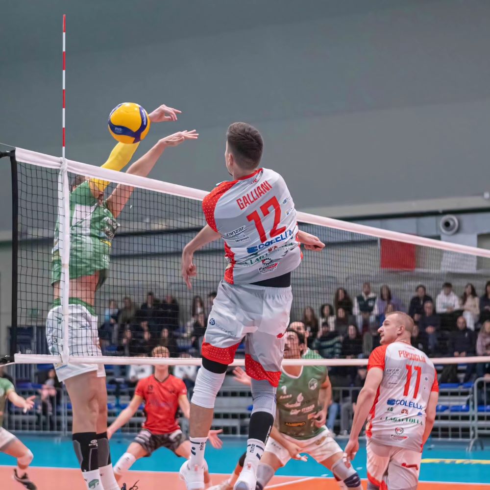 LA JUST BRITISH CADE ANCHE A SORRENTO