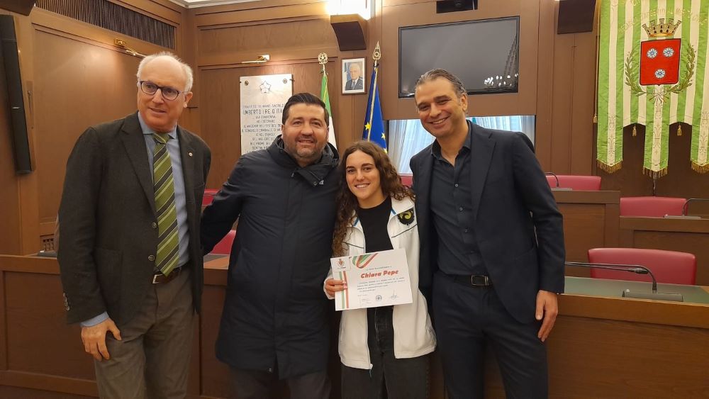 Monopoli, il sindaco e l’assessore allo sport onorano la nuotatrice Chiara Pepe