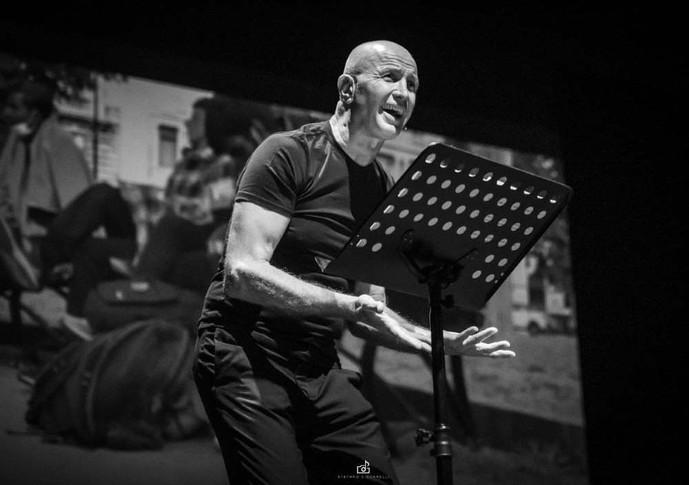 Monopoli, chiusura di stagione del Teatro Mariella con lo spettacolo “Che ci faccio qui, in scena”