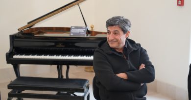 Monopoli, posizionato nel foyer del Teatro Radar il pianoforte donato da Emilio Solfrizzi al  Kismet