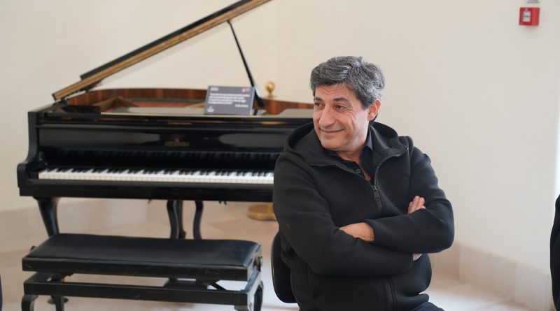 Monopoli, posizionato nel foyer del Teatro Radar il pianoforte donato da Emilio Solfrizzi al  Kismet