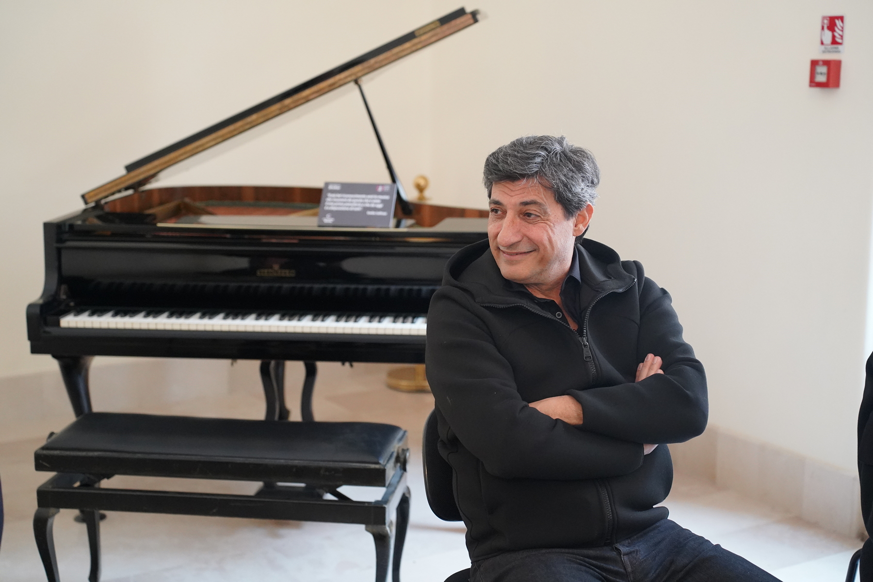 Monopoli, posizionato nel foyer del Teatro Radar il pianoforte donato da Emilio Solfrizzi al Kismet