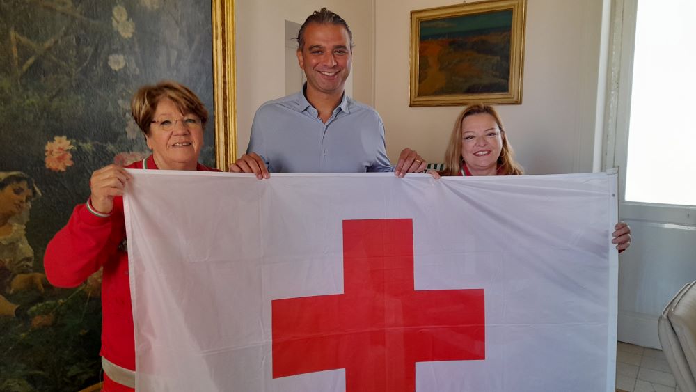 Monopoli, La bandiera della Croce Rossa sventola a Palazzo di Città