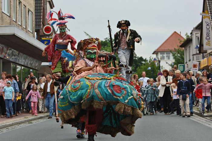 Monopoli, Sabato le strade di Monopoli si colorano tra musica, trampolieri e teatro