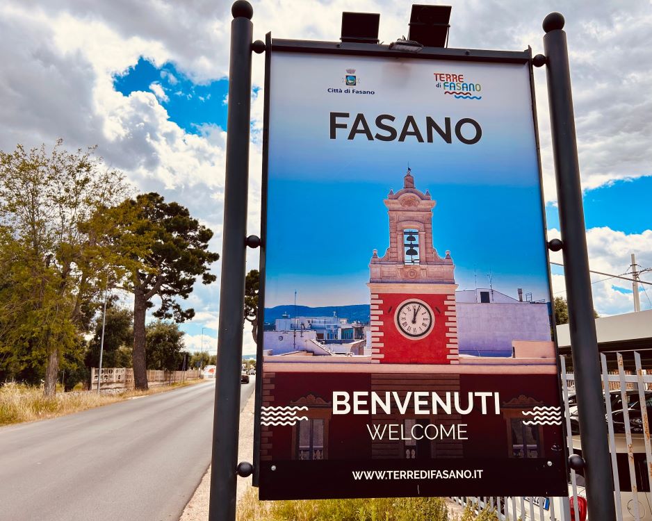 Fasano, nuova cartellonistica per il benvenuto ai turisti