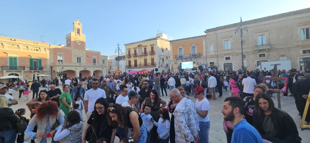 Fasano, Festa della Mamma: successo per «Mamma son tanto felice»