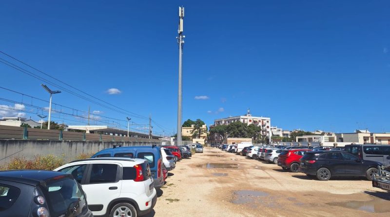 Polignano, Il parcheggio della stazione versa in condizioni di degrado. Le osservazioni del consigliere Pellegrini