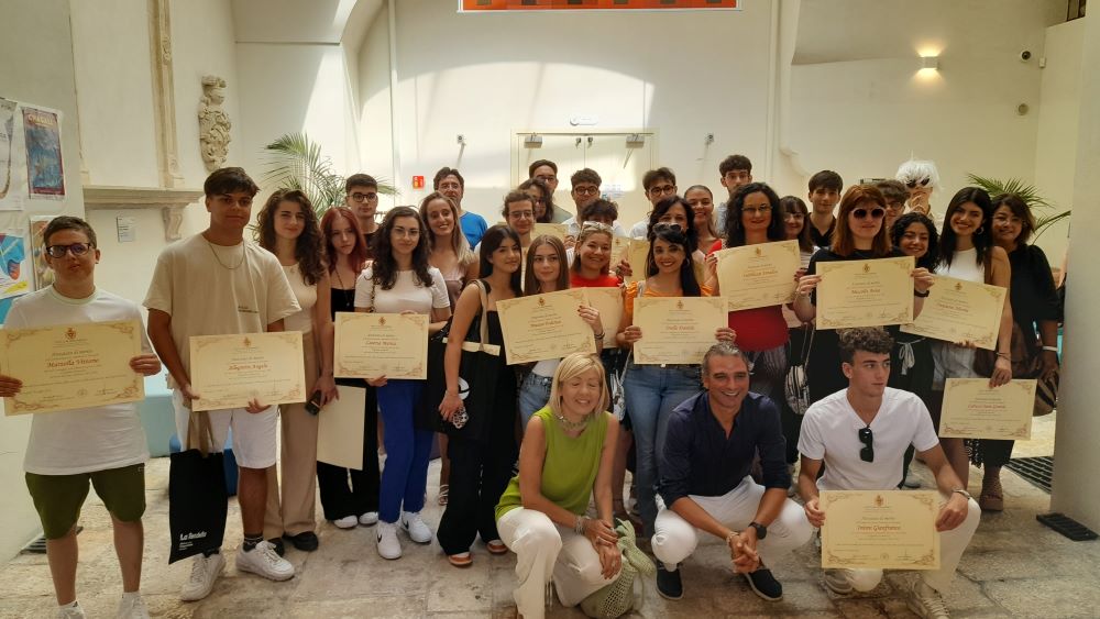 Monopoli, consegnata una pergamena ai diplomati con 100 e con lode