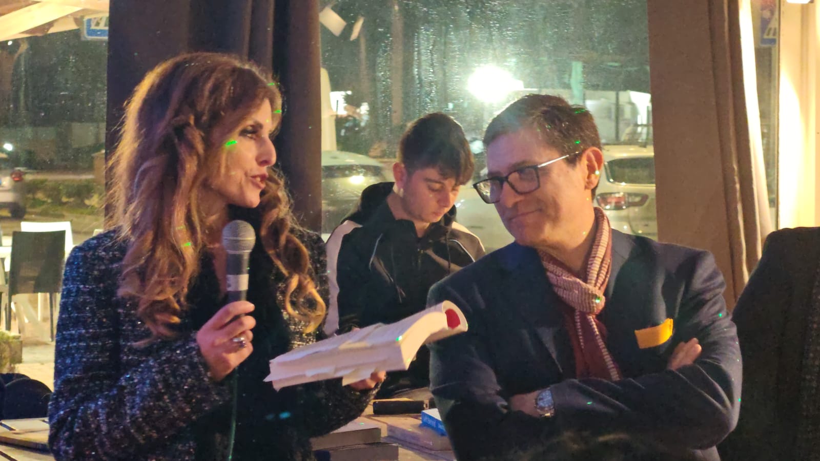 A Fiumicino, con la partecipatissima presentazione del libro di Dino Tropea “Lasciato Indietro”, ha preso il via la rassegna “Cadenze Letterarie”