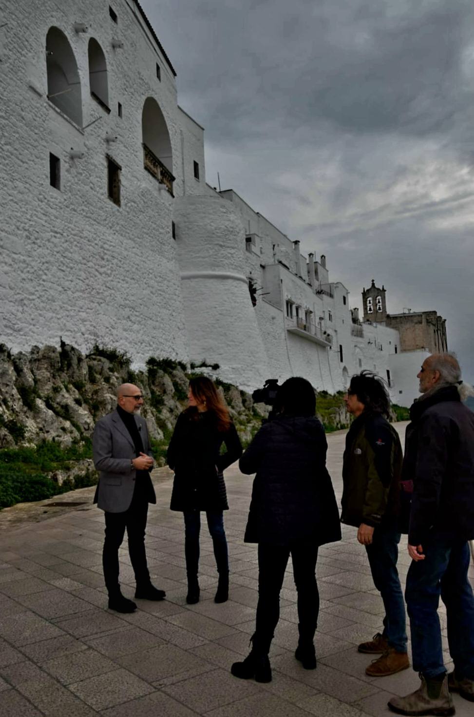 “Di là dal fiume e tra gli alberi – Ostuni, città a colori”, lo scrittore Luigi Del Vecchio protagonista in RAI