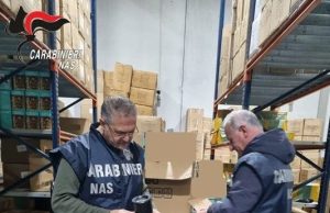 Sicurezza alimentare, maxi sequesto dei Nas: 400mila articolo non a norma tra piatti, pellicole e buste